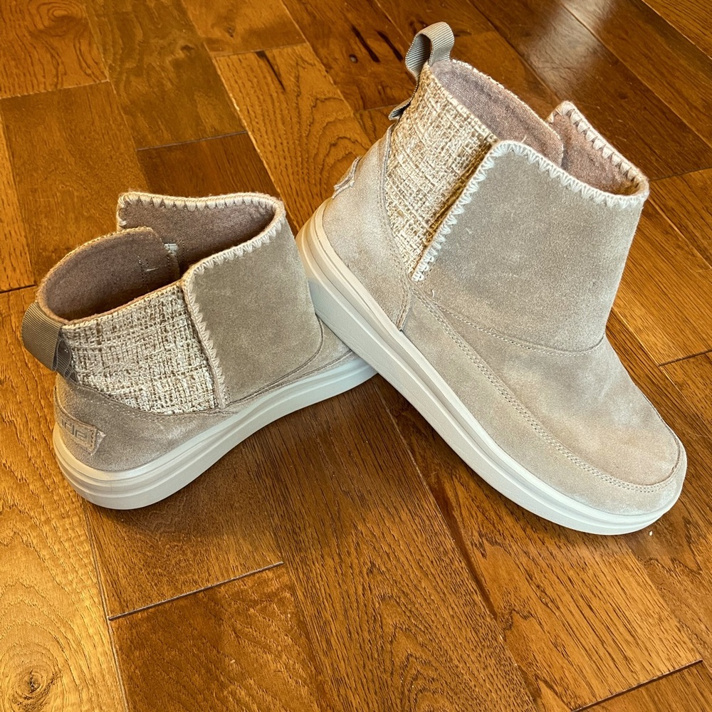 Hey Dude Mel Suede Shoe | Size 10